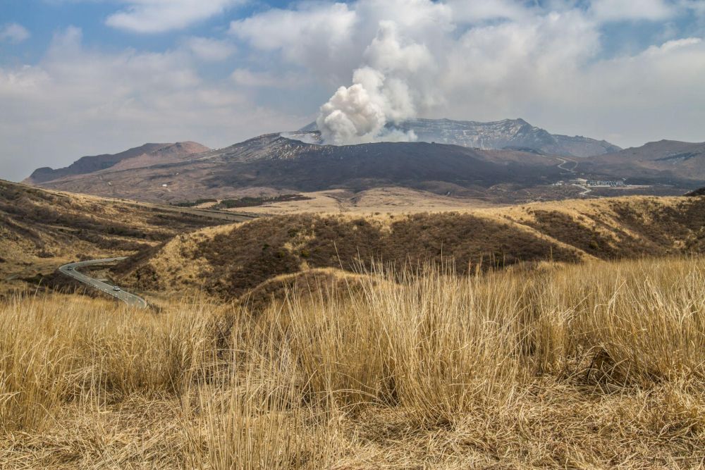 This experience offers adventurous, awe-inspiring, and geologically fascinating encounters with one of nature's most powerful forces (Source: Freepik)